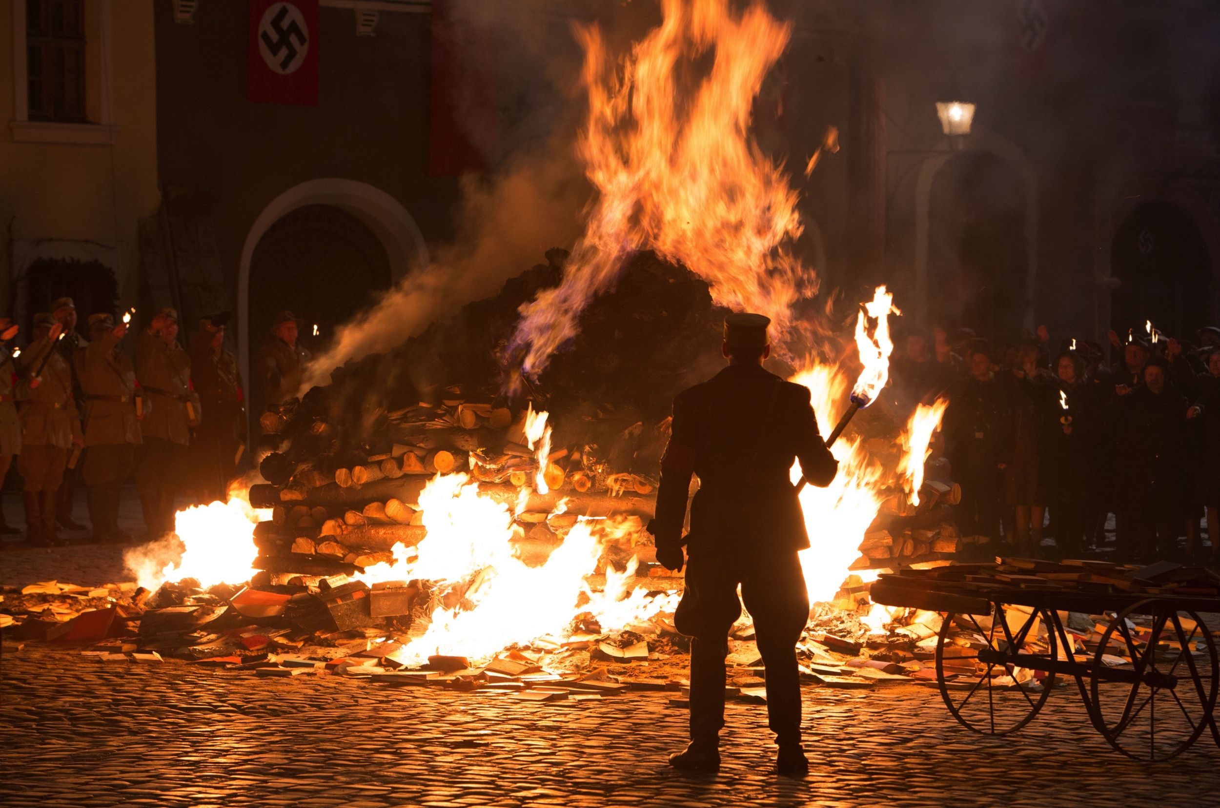 Сжигать украинцев. Сожжение книг нацистами.