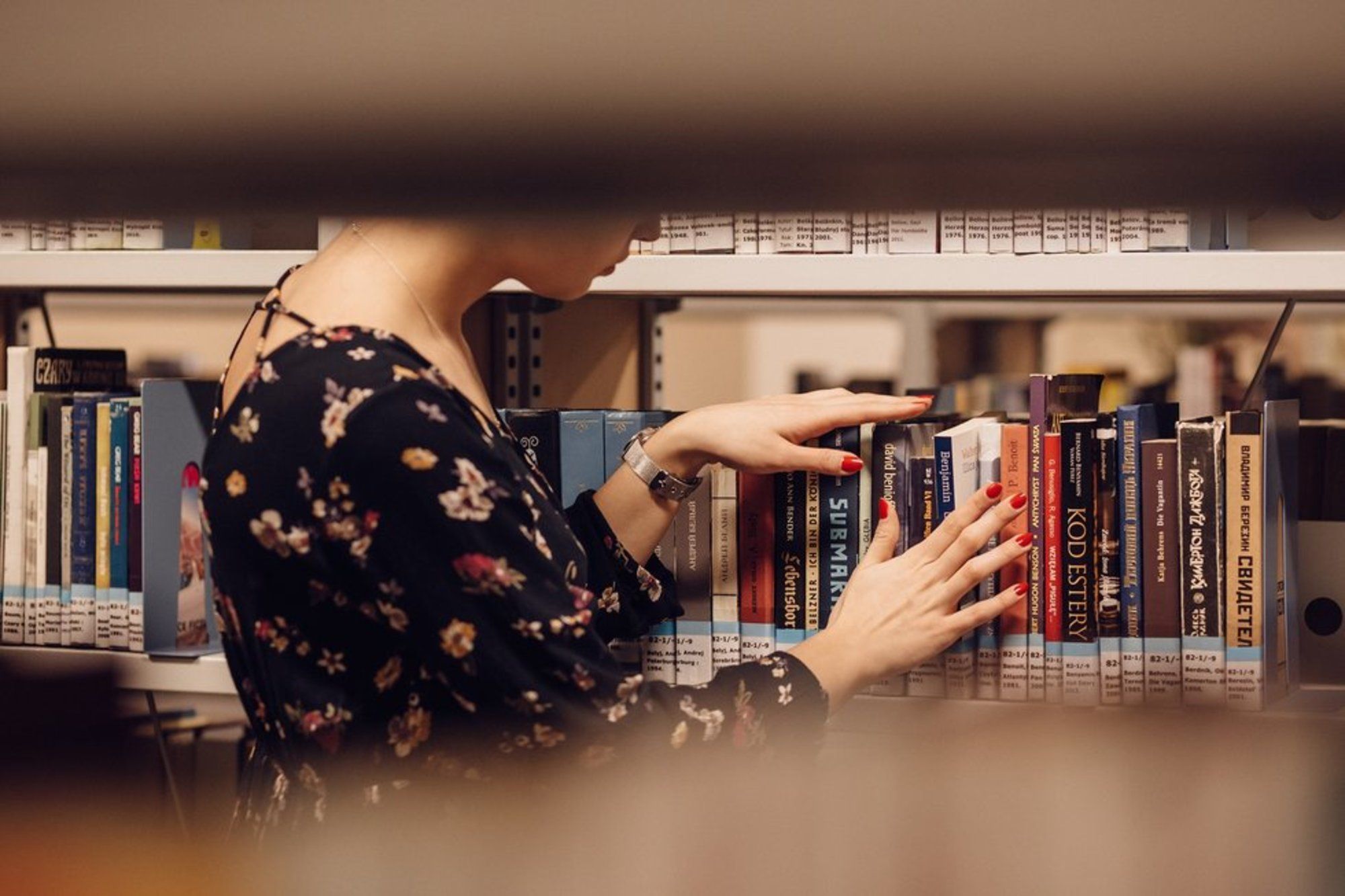 Слушать умную книгу. Девушка в библиотеке. Девушка с книгой. Фотосъемка в библиотеке. Полки для книг.